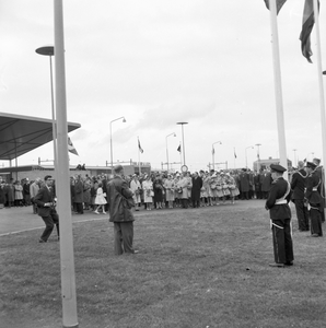 858591 Afbeelding van de ceremonie op het voorplein tijdens de opening van het nieuwe N.S.-station Beverwijk.